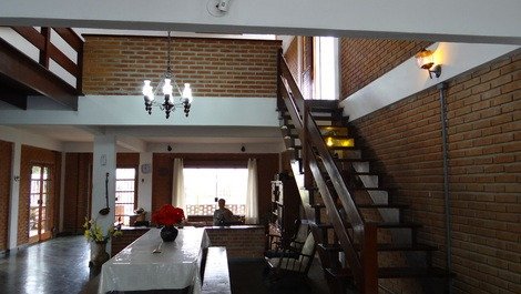 Sala e escada para suites superiores