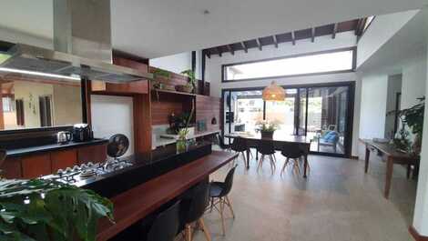 CASA CON 4 DORMITORIOS Y PISCINA EN CONDOMINIO EN MORRINHOS
