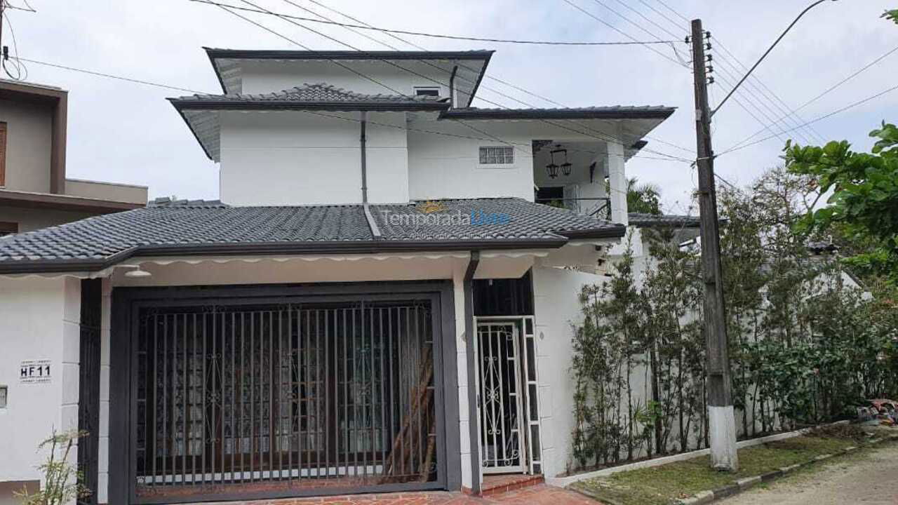 Casa para alquiler de vacaciones em Bertioga (Praia de Guaratuba)