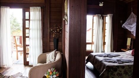 Chalé de madeira com uma suite, quarto, banheiro, sala e cozinha (s...