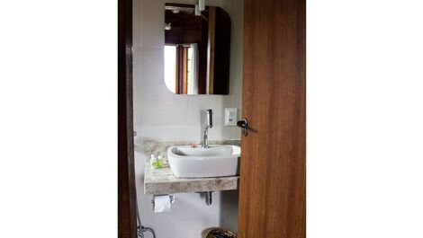 Chalé de madeira com uma suite, quarto, banheiro, sala e cozinha (s...