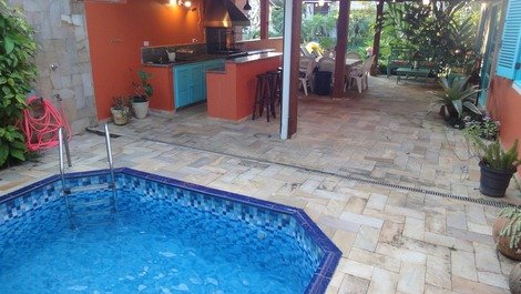 Casa em Condomínio - 6 suites com Ar, piscina priv, Churrasq, Wifi