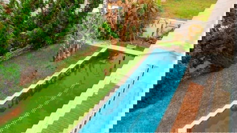 Piscina e jardim