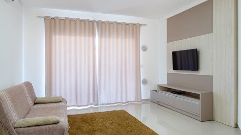 Sala com sofá e tv 