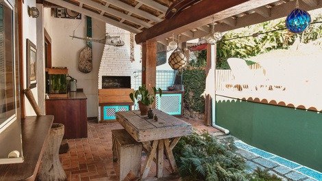 Charming House - 3 suites with air cond, tv churrasq winking, beach 200 m
