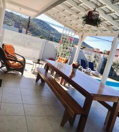Hermosa casa con piscina climatizada en Zimbros para 16 personas