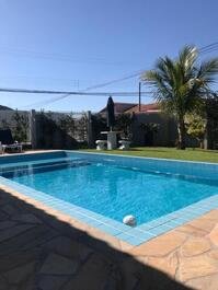 Hermosa casa con piscina climatizada en Zimbros para 16 personas