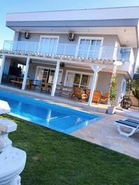Hermosa casa con piscina climatizada en Zimbros para 16 personas