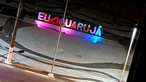 Totem guarujá noturno