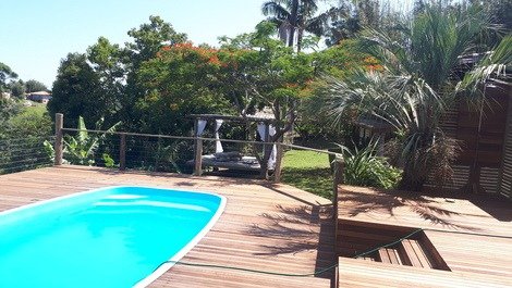 Casa na Praia do Rosa, ar condicionado e Piscina Acomoda 12 pessoas!