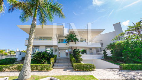 House near the beach of Jurerê Internacional and Donna Jurerê