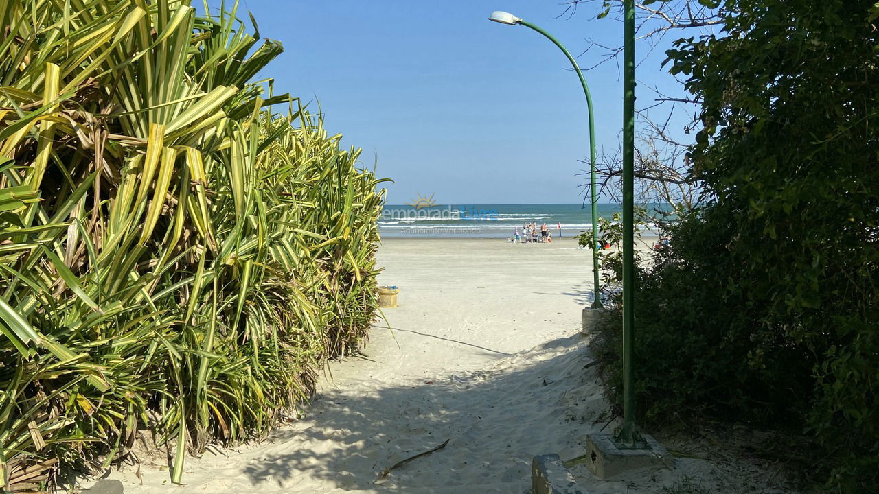 Casa para alquiler de vacaciones em Bertioga (Praia de Guaratuba)