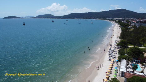 Praia da Cachoeira do Bom Jesus próximo do edifício Regina Del mare