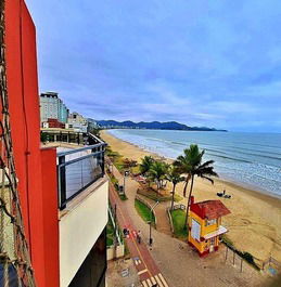 Apartamento 4 quartos frente mar Meia Praia SC