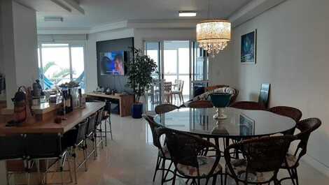 Apartamento com 04 dormitórios de frente Mar