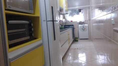Cozinha com porta de vidro para acessoca lavanderia e maquina de lavar
