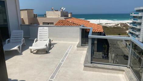 Espaço de churrasqueira na cobertura com vista da praia 