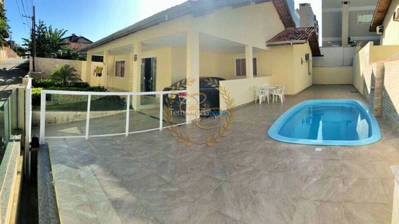 Casa para aluguel de temporada em Bombinhas (Praia de Bombas)