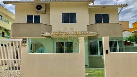 Casa com piscina para locação de temporada em Bombinhas-SC (LC1004)