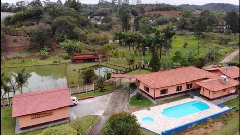 Lindo, com piscina, contato com a natureza e lago para pesca.