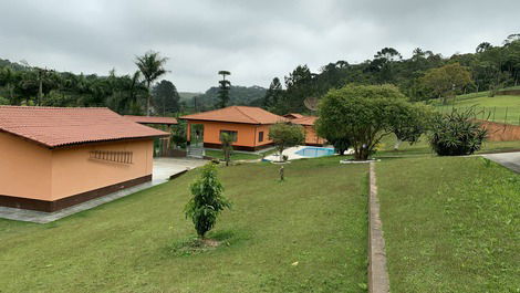 Lindo, com piscina, contato com a natureza e lago para pesca.