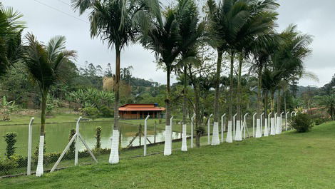 Hermoso, con piscina, contacto con la naturaleza y lago para pescar.