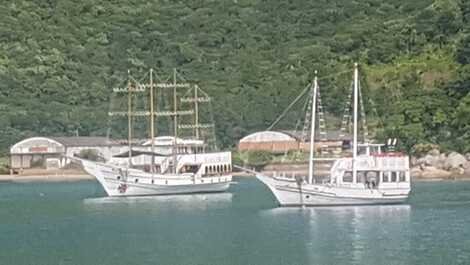 Barcos com saída para as ilhas de Anhatomirim todos os dias
