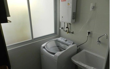 Lavanderia com máquina de lavar;