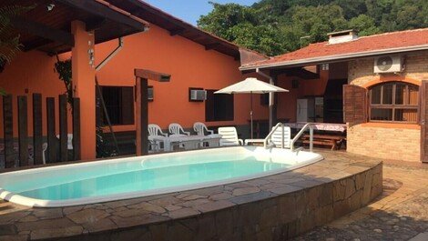 Excelente casa de vacaciones en Ubatuba - Parrilla WiFi