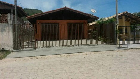 Casa Confortável pra temporada em Toninhas Ubatuba