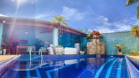 Hermosa casa adosada con 3 suites y aire acondicionado con piscina