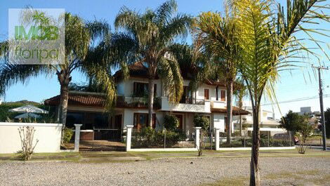 Beautiful house with 6 suites for 18 people in Jurerê - Florianopolis