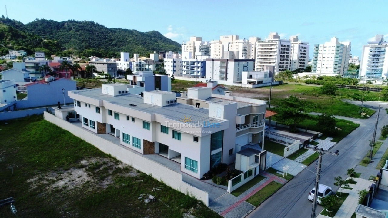 Casa para aluguel de temporada em Governador Celso Ramos (Praia de Palmas)