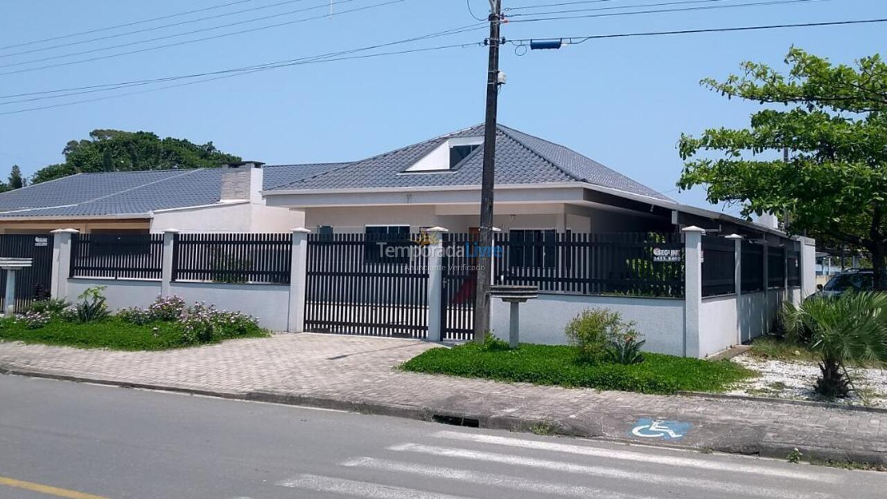 Casa para aluguel de temporada em Guaratuba (Centro)