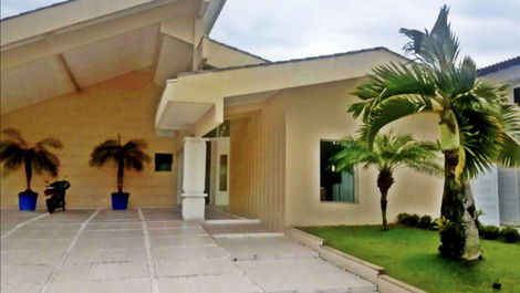 [editado] - House 6 suites, space and leisure, accommodates up to 20 people