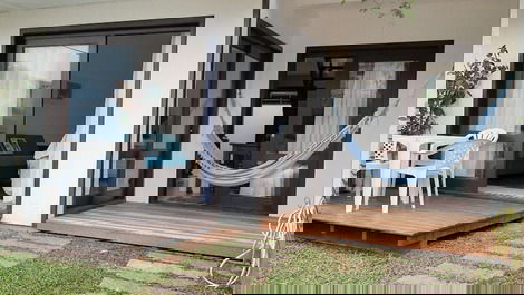 Casa com 3 dormitórios, os 3 com ar condicionado.