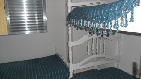 Quarto 2 - com ventilador de teto, com 3 camas de solteiro e uma cama embaixo da cama, com armário