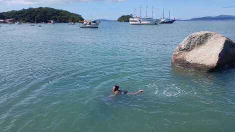 Mar tranqüilo para banho águas transparente