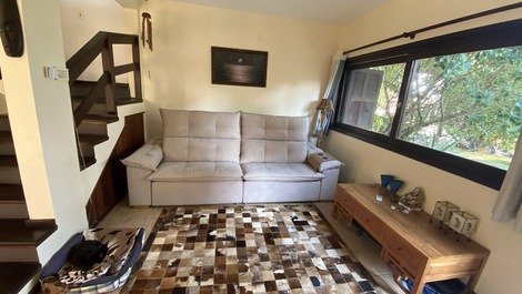 Sala de estar com tv smart e ar condicionado split 
