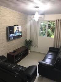 Excelente casa c / aire en las habitaciones, suite, acabados de tv y wifi en Bombinhas!