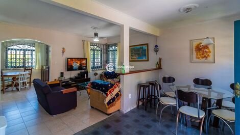 Casa com 4 quartos a poucos passos da Praia do Campeche