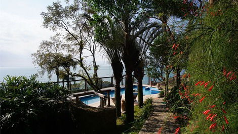 Refuge with panoramic views of the south of Florianópolis Island