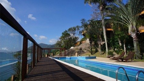 Refuge with panoramic views of the south of Florianópolis Island
