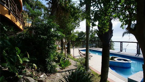 Refuge with panoramic views of the south of Florianópolis Island