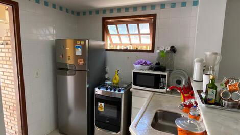 Cozinha equipada com geladeira duplex, fogão e micro-ondas 
