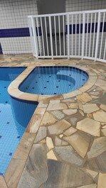 Apartamento de temporada com piscina no Itaguá para até 8 pessoas
