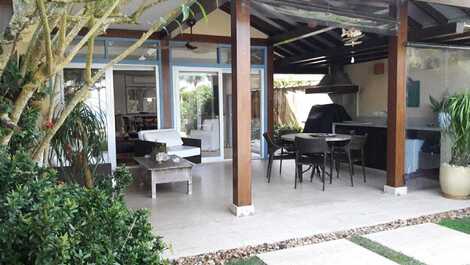 Aconchegante casa frente ao mar na praia de Camburizinho