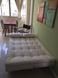 Sala com sofá cama casal