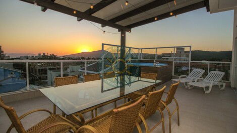 Beautiful duplex penthouse with SPA on Mariscal beach, Bombinhas.