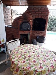 Ambiente varanda, churrasqueira e forno